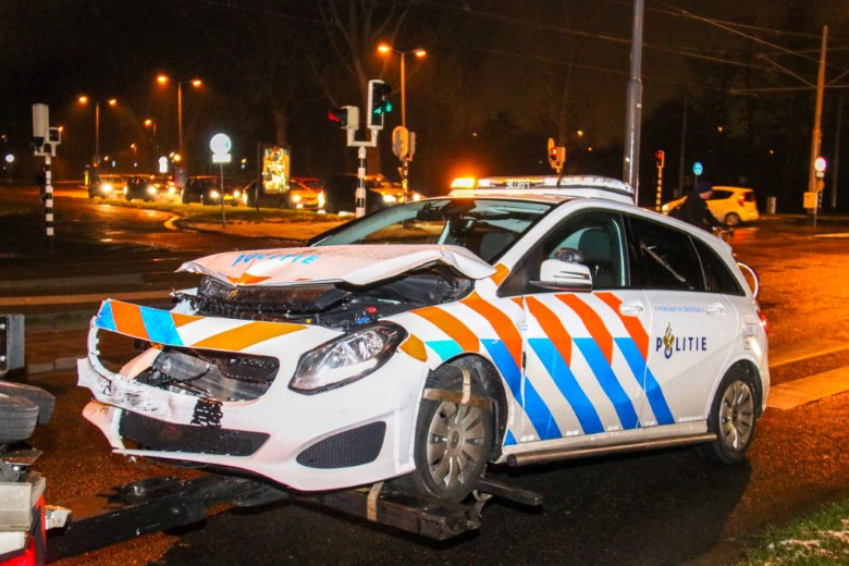 Nieuwe politiewagen na ongeluk zwaar beschadigd