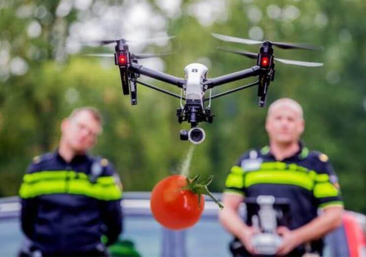 Politie start pilot met drone en 'drop'-tomaten
