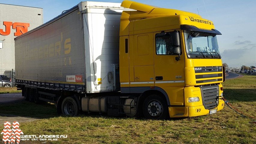 Hongaarse chauffeur rijdt vrachtwagen vast in berm
