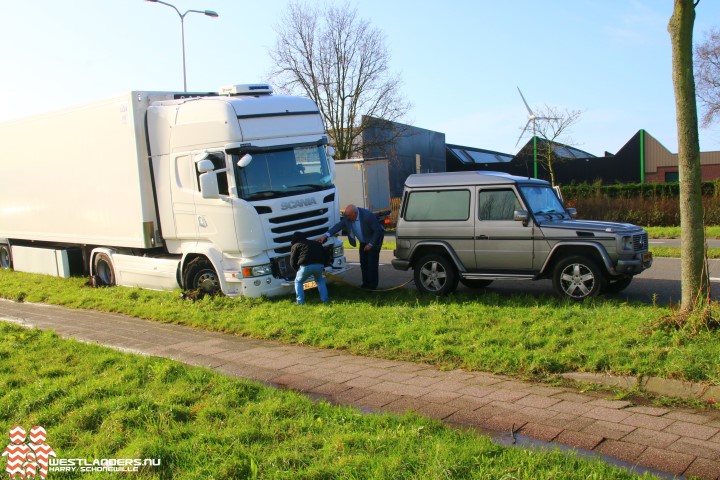 Spaanse vrachtwagenchauffeur vast in de berm