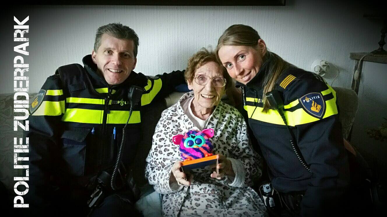 Bejaarde krijgt nieuwe Furby van politie