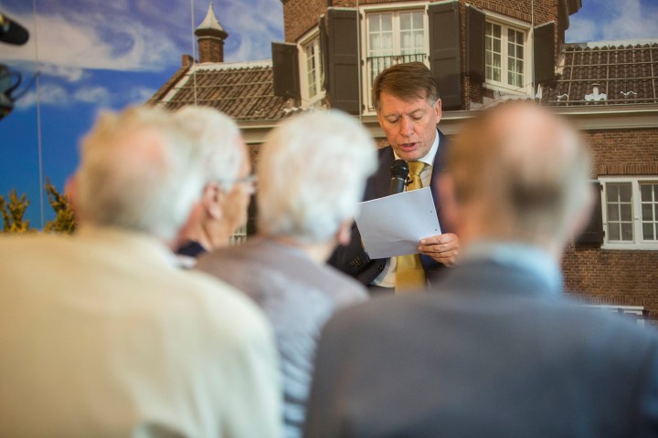 Burgemeester Van der Tak  leest voor tijdens Nationale Voorleeslunch