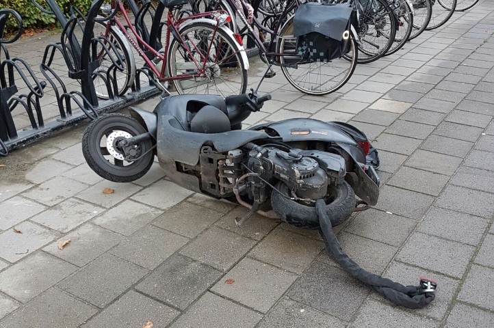 Scooter vernield bij station Maassluis West