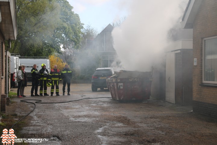 Container met bouwafval in brand