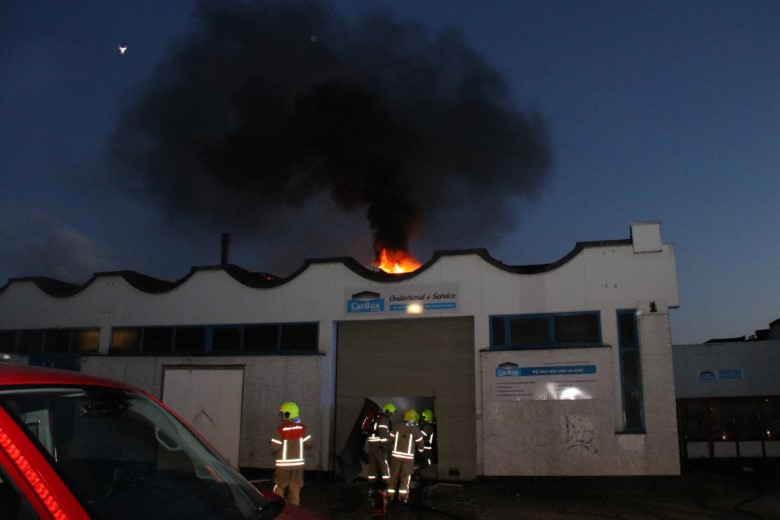 Grote uitslaande brand in garagebedrijf Vlaardingen