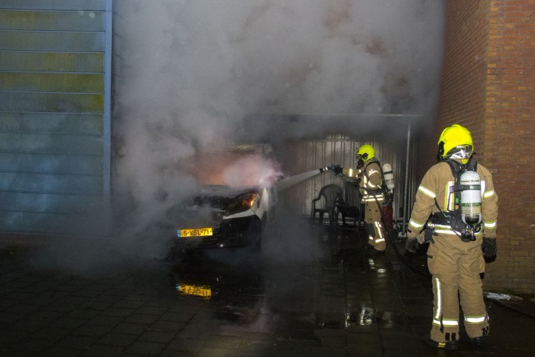 Wederom voertuig verwoest in Vlaardingen door brand