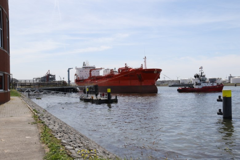 Tanker ramt steiger, 200 ton olie in het water