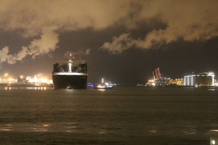 Maidentrip containerreus Rotterdamse haven vertraagd