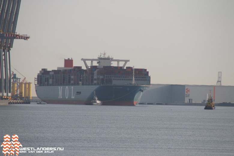 Containerschip MOL Treasure gearriveerd bij Maasvlakte