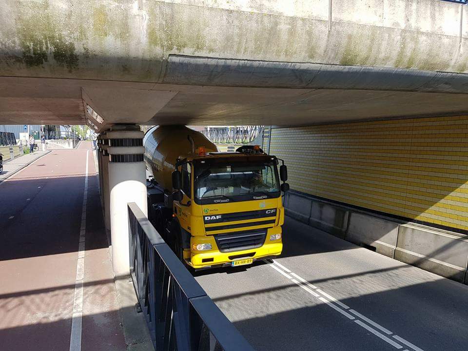 Betonwagen vast onder tunnel Maaspoort