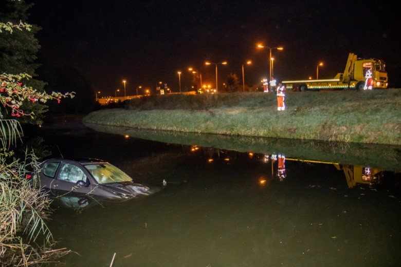 Auto in de sloot naast afrit A20