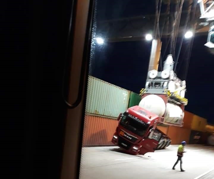 Vrachtwagen bungelt 4 meter in de lucht
