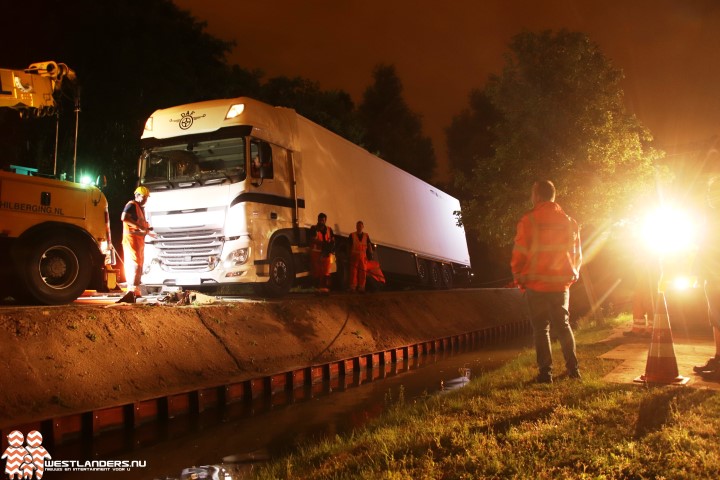 Vrachtwagen Burgerdijkseweg diep in de nacht vlotgetrokken