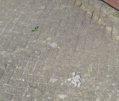 Stukjes asbestverdacht materiaal aangetroffen in Den Hoorn