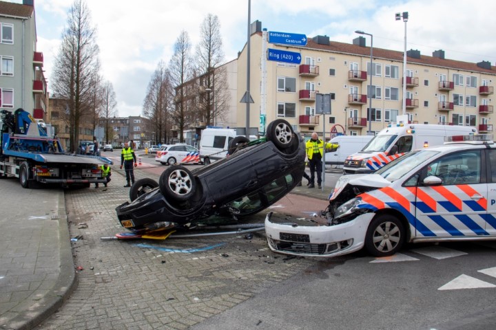 Rotterdam - Auto ondersteboven na aanrijding met politieauto