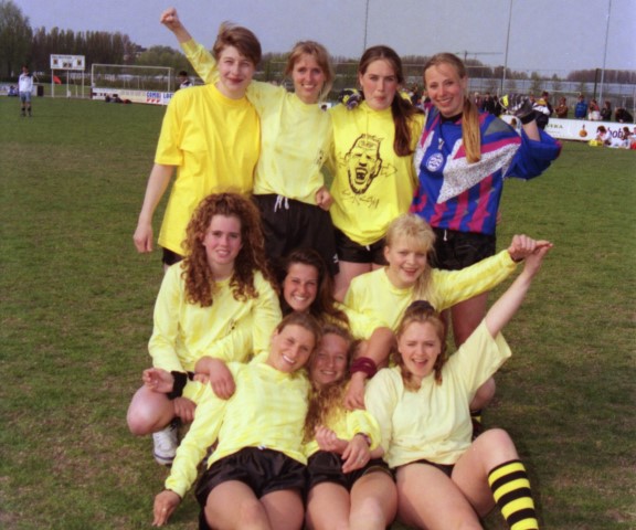 Een voetbalelftal van tien dames