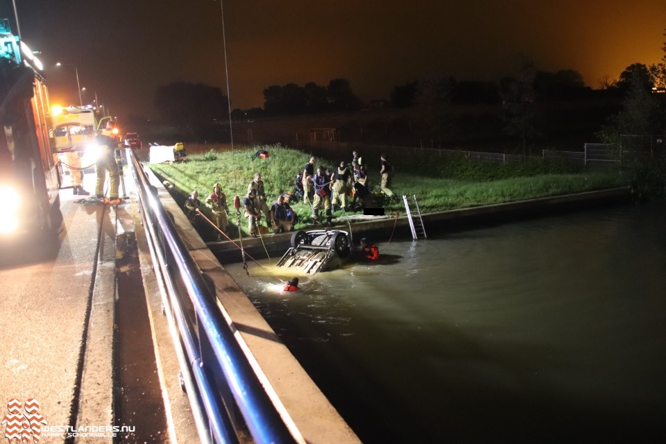 Man overleden na auto te water N223