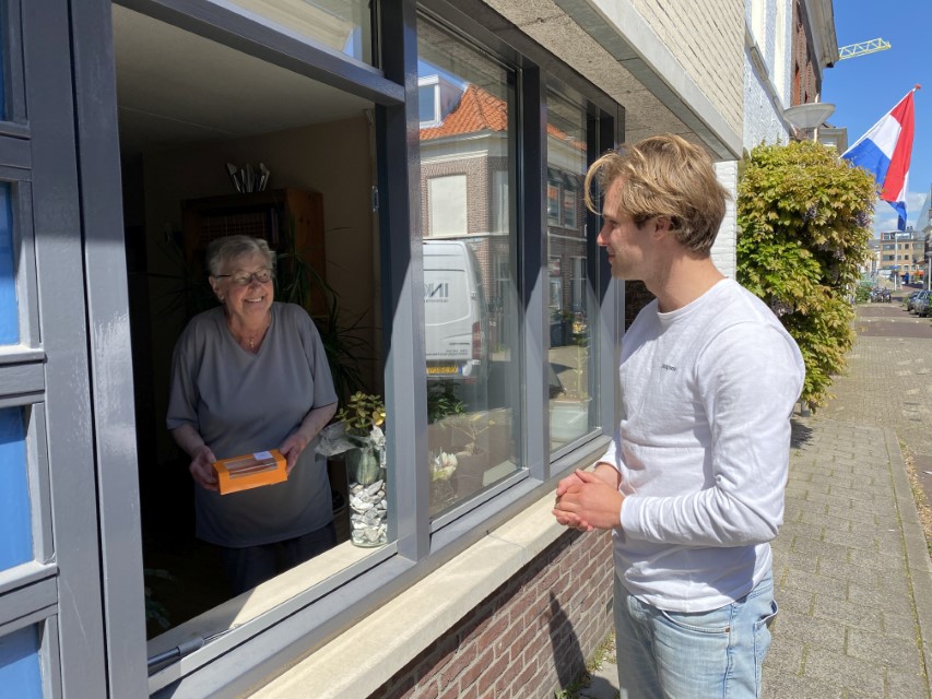 Delftse studenten verrassen 7.000 ouderen op bevrijdingsdag