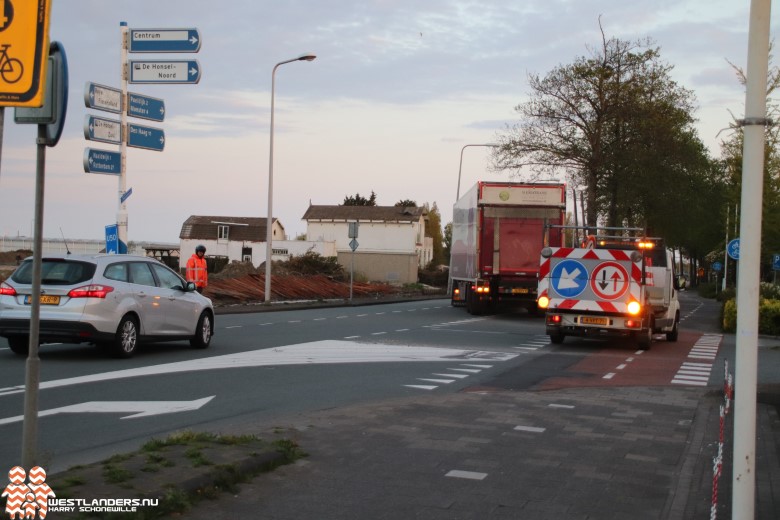 Vrachtwagencombinatie strandt op de Nieuweweg