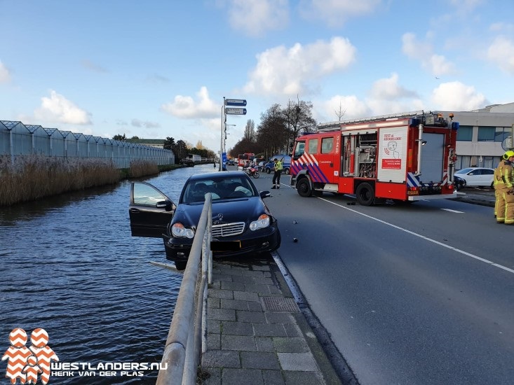 Auto bijna te water na ongeluk Nieuweweg
