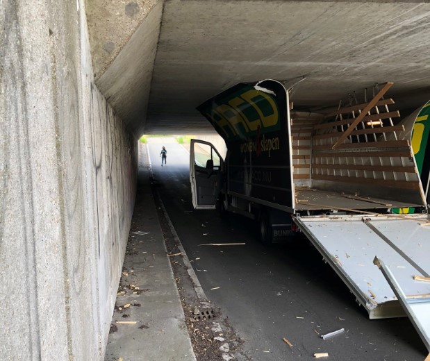 Weer bedrijfswagen gekortwiekt bij tunnel Nolweg