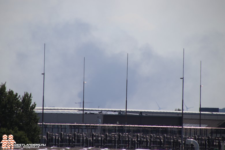 Zwarte rookwolken in het Botlekgebied