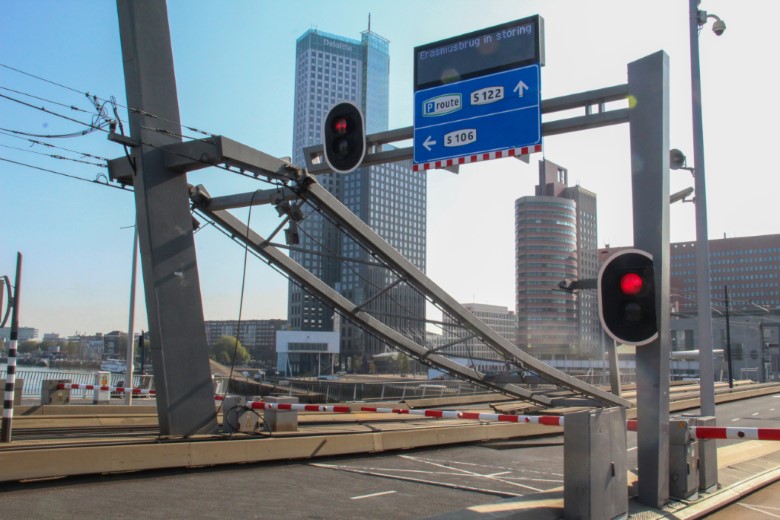 Ophangsysteem bovenleiding tram breekt af op Erasmusbrug