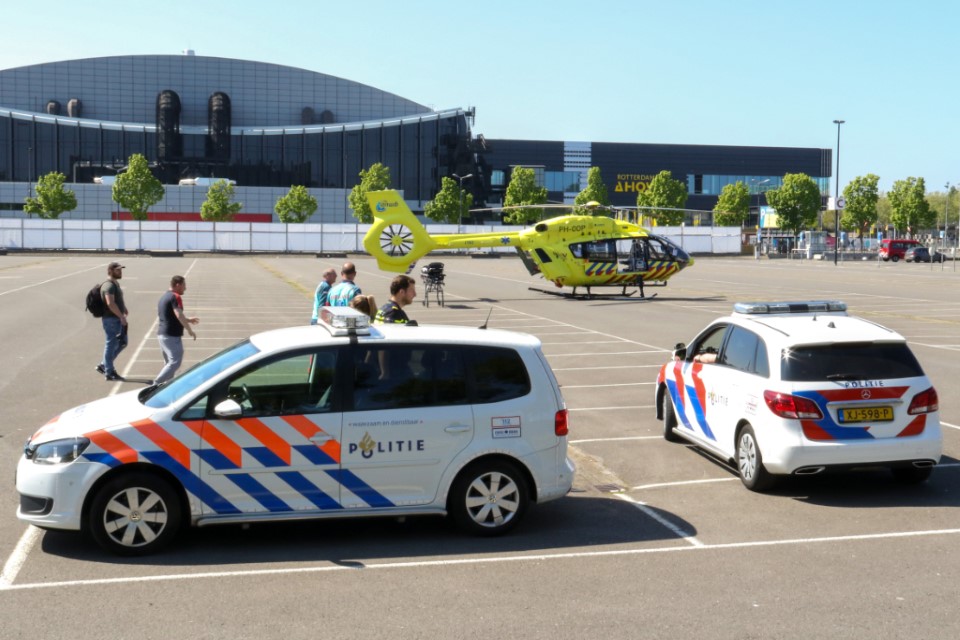 Traumahelikopter haalt patiënt op bij Ikazia ziekenhuis