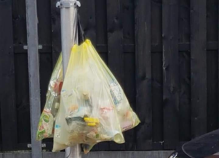 Petitie tegen zakken plastic aan palen in Westland.