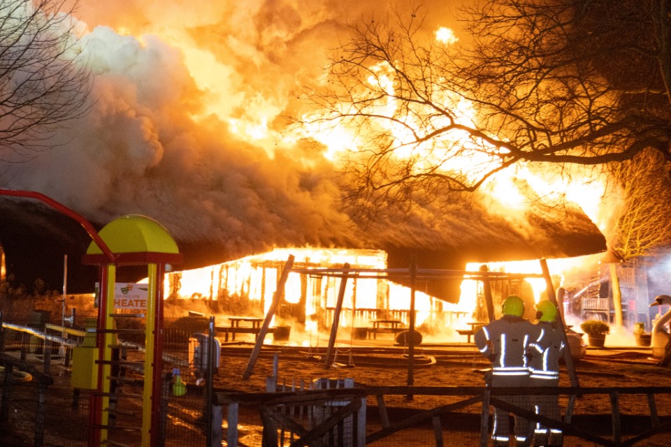 Grote uitslaande brand in Plaswijckpark