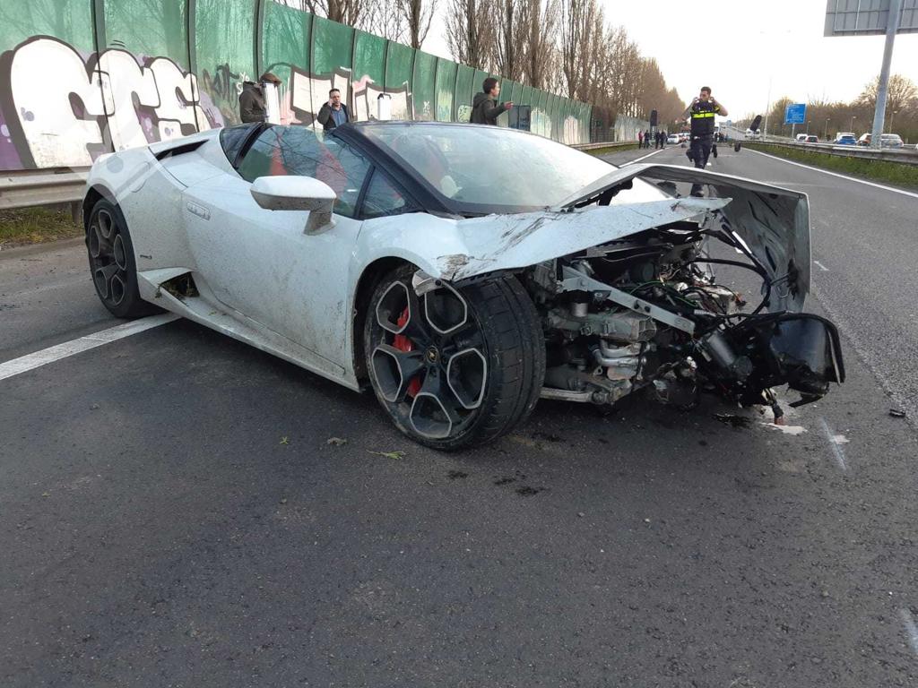 Inzittenden Lamborghini gevlucht na crash