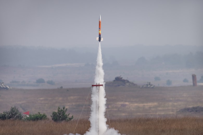 Scholieren lanceren mini-satellieten met raket
