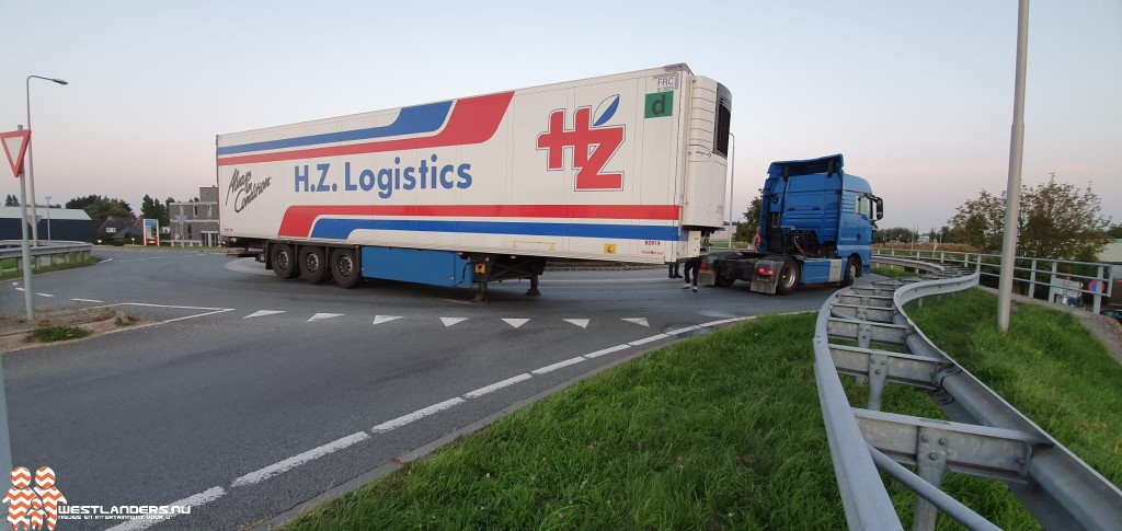 Chauffeur verliest trailer op de Maasdijk
