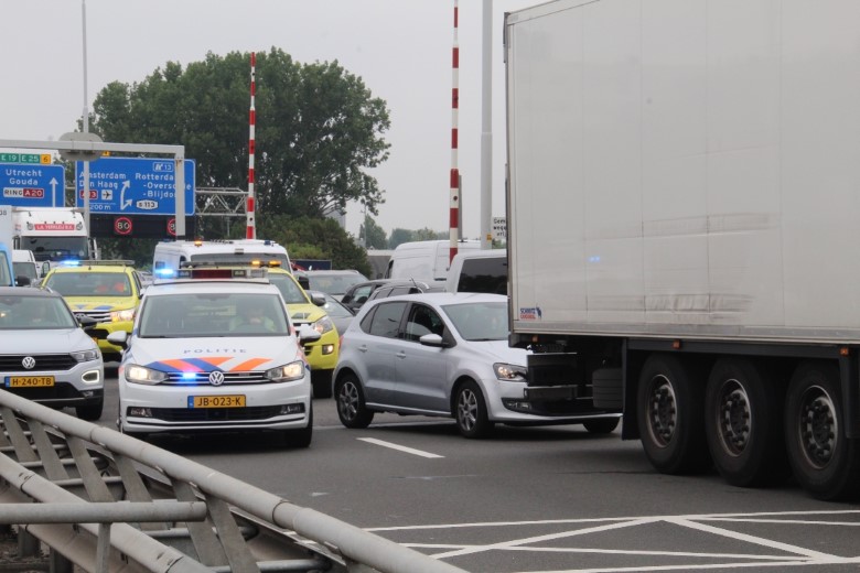 Verkeersopstopping op A20 na ongeluk bij Giessenbrug