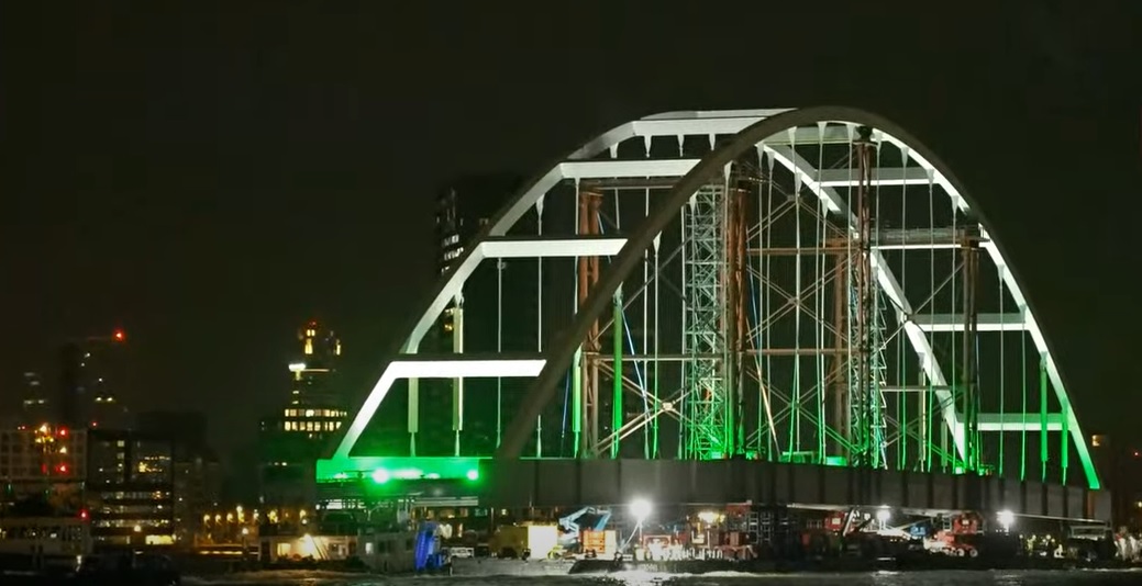 Succesvol megatransport van tijdelijke Suurhoffbrug