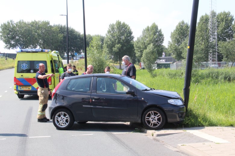 Automobilist eindigt tegen paal op Maassluissedijk