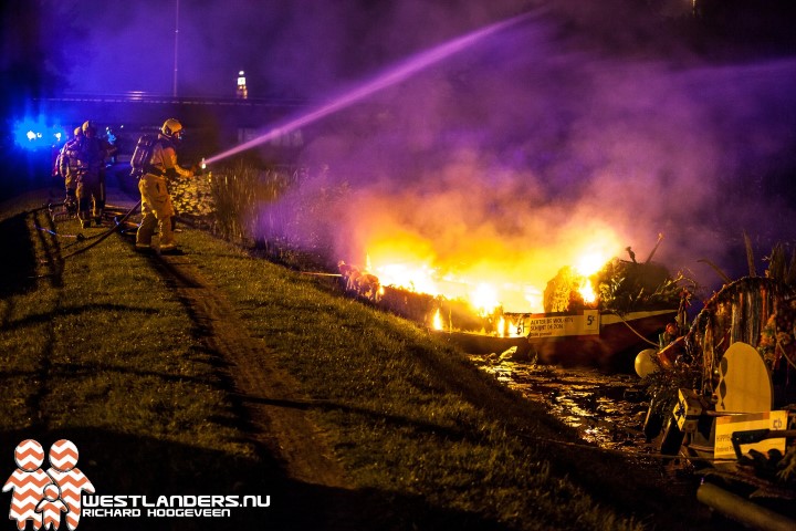 Corsoboot in brand gestoken