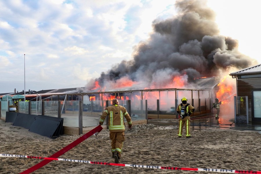 Zeer grote brand bij strandpaviljoen Hoek van Holland