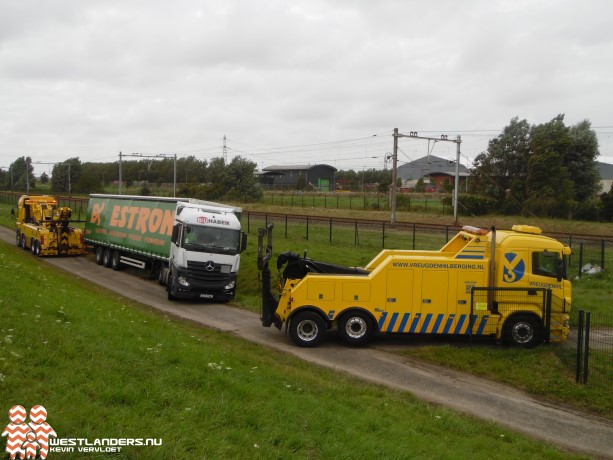 Poolse chauffeur vast met vrachtwagencombinatie bij stormvloedkering