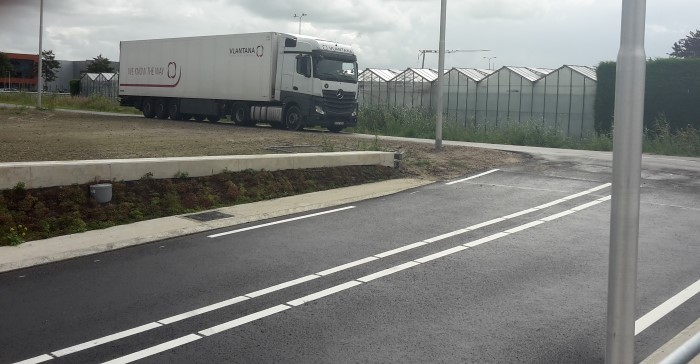 Litouwse vrachtwagencombinatie als eerste door verkeerstunnel Twee Pleinenweg