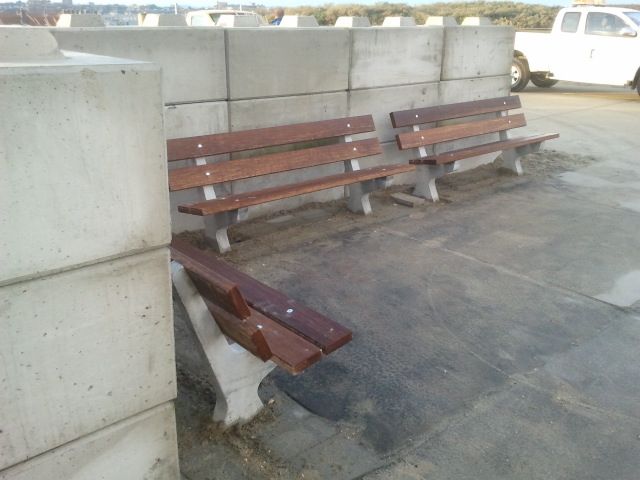 Nieuwe zitbankjes bij Strandweg geplaatst