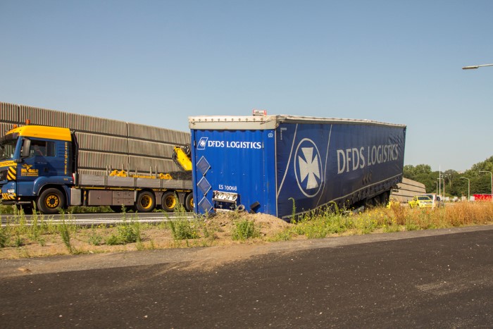 Vrachtwagentrailer schiet los op rijksweg A20