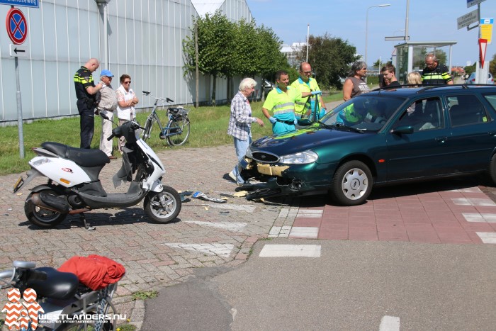 Scooterrijdster gewond en kilometerslang oliespoor